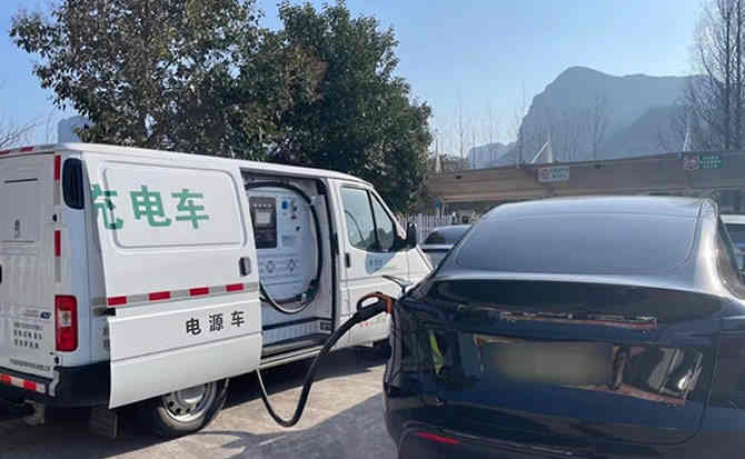 贡觉汽车搭电